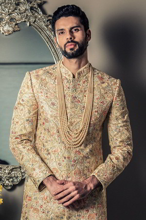 Кремовый хлопко-шёлковый индийский свадебный мужской костюм / шервани, украшенный скрученной шёлковой нитью