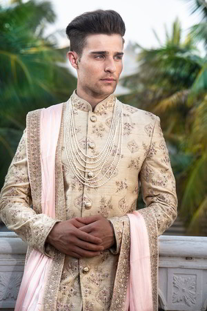 Светло-зелёный хлопко-шёлковый и шёлковый индийский свадебный мужской костюм / шервани, украшенный вышивкой люрексом, скрученной шёлковой нитью с пайетками