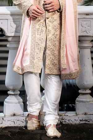 Светло-зелёный хлопко-шёлковый и шёлковый индийский свадебный мужской костюм / шервани, украшенный вышивкой люрексом, скрученной шёлковой нитью с пайетками