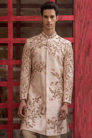 Розовый индийский свадебный мужской костюм / шервани из хлопка с шёлком, украшенный вышивкой с бисером, пайетками