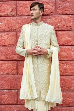 Кремовый хлопко-шёлковый индийский свадебный мужской костюм / шервани, украшенный ручной вышивкой, скрученной шёлковой нитью со стразами, бисером, пайетками