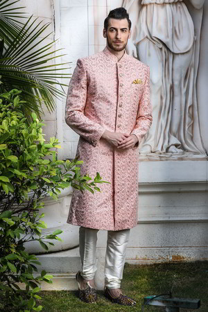 Национальный индийский свадебный мужской костюм: розовое шервани + белые чуридары