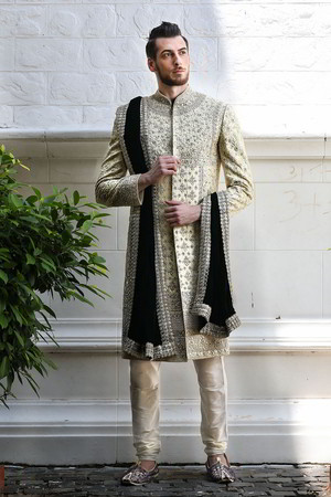 Бежевый индийский свадебный мужской костюм / шервани из бархата и шёлка, украшенный вышивкой люрексом со стразами, пайетками