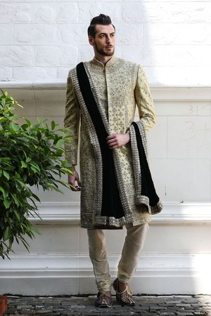 Бежевый индийский свадебный мужской костюм / шервани из бархата и шёлка, украшенный вышивкой люрексом со стразами, пайетками