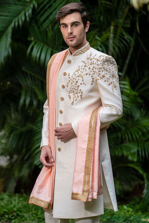 Белый шёлковый индийский свадебный мужской костюм / шервани, украшенный вышивкой люрексом с бисером, перламутровыми бусинками
