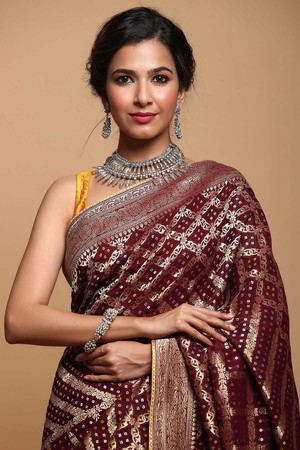 Золотое и красное индийское сари из креп-жоржета, парчи и шёлка, украшенное вышивкой люрексом