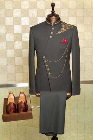 Серый мужской костюм, украшенный скрученной шёлковой нитью с пайетками