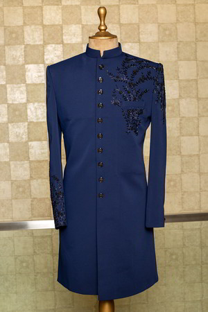 Тёмно-синий хлопко-шёлковый индийский свадебный мужской костюм / шервани, украшенный вышивкой с бисером