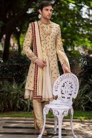 Бежевый национальный индийский свадебный мужской костюм-тройка, украшенный вышивкой скрученной шёлковой нитью и стразами
