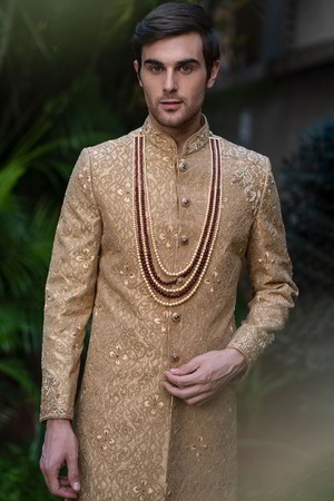 Золотой хлопко-шёлковый индийский свадебный мужской костюм / шервани, украшенный скрученной шёлковой нитью
