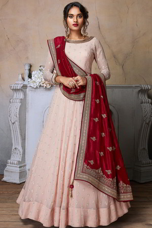 Розовое платье / костюм из креп-жоржета и шёлка с длинными рукавами, украшенное вышивкой с пайетками