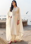 Молочное индийское платье / костюм, с длинными рукавами, украшенное вышивкой с шёлком и люрексом и стразами