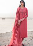 Розовое индийское платье / костюм, с длинными рукавами, украшенное вышивкой с шёлком и люрексом и стразами