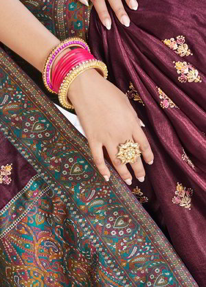 Пурпурное индийское сари из парчи и шёлка, украшенное вышивкой люрексом