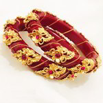 *Бордовый, золотой и красный индийский браслет со стразами, бисером