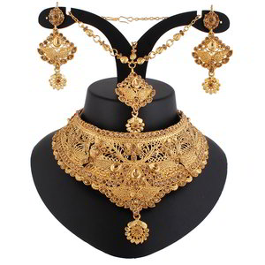 Бежевое, коричневое и золотое индийское украшение на шею со стразами