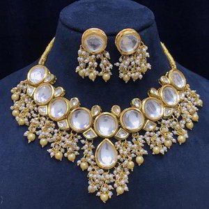 Молочное и золотое индийское украшение на шею со стразами, перламутровыми бусинками