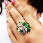 *Серебристое и зелёное латунное женское индийское кольцо со стразами