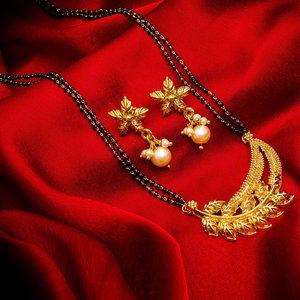 Коричневое и золотое индийское свадебное украшение (мангалсутра) с перламутровыми бусинками