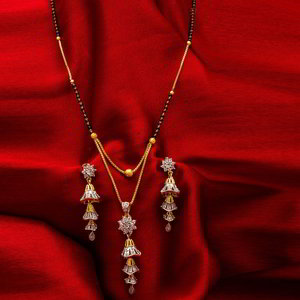 Молочное и золотое индийское свадебное украшение (мангалсутра) со стразами