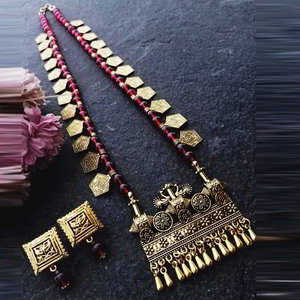 Бордовое, серебристое и красное индийское украшение на шею с бисером