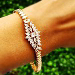 *Молочный и золотой индийский браслет со стразами