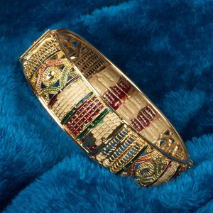 Золотой индийский браслет из латуни