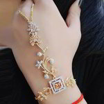 *Молочный и золотой женский браслет на запяться (хас пан) со стразами