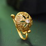 *Молочное и золотое индийское кольцо в нос со стразами