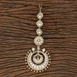 *Молочное и золотое латунное индийское украшение на голову (манг-тика) с искусственными камнями, перламутровыми бусинками