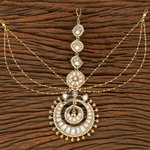 *Молочное и золотое латунное индийское украшение на голову (манг-тика) с искусственными камнями, перламутровыми бусинками