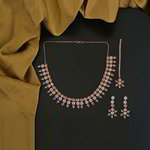 *Молочное и золотое латунное индийское украшение на шею со стразами