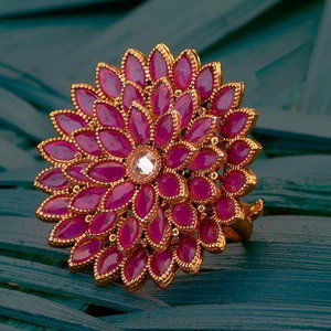 Золотое женское индийское кольцо из латуни с искусственными камнями