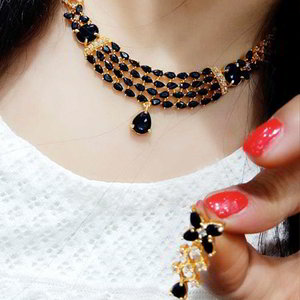 Чёрное, золотое и серое индийское украшение на шею со стразами