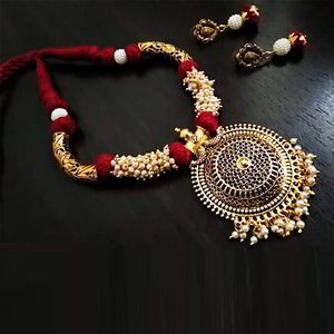 Молочное и золотое индийское украшение на шею с перламутровыми бусинками