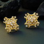 *Молочные и золотые индийские серьги со стразами