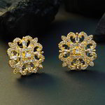 *Молочные и золотые индийские серьги со стразами