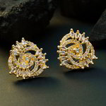 *Молочные и золотые индийские серьги со стразами