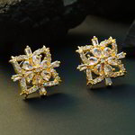 *Молочные и золотые индийские серьги со стразами