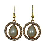 *Молочные и золотые латунные индийские серьги с перламутровыми бусинками