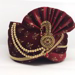 *Бордовый и красный бархатный индийский тюрбан (чалма), украшенный печатным рисунком