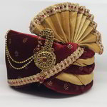 *Бордовый и красный индийский тюрбан (чалма) из бархата, украшенный печатным рисунком