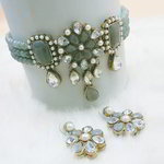 *Молочные и золотые индийские серьги со стразами