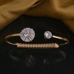 *Молочный и золотой индийский браслет со стразами