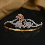 *Молочный и золотой индийский браслет со стразами