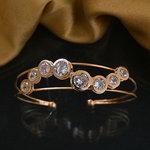 *Молочный и золотой индийский браслет со стразами