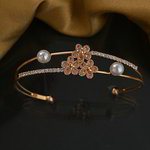 *Молочный и золотой индийский браслет со стразами