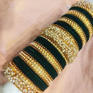 Зелёный и золотой индийский браслет с перламутровыми бусинками