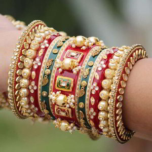 Бордовый, золотой и красный индийский браслет с перламутровыми бусинками