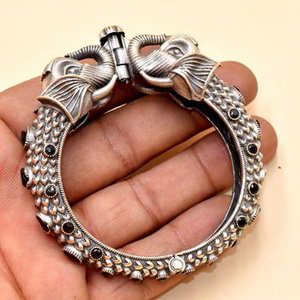 Серебристый индийский браслет